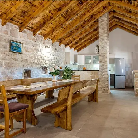 Vila Stari Dvori * Unesic